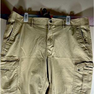 Men’s “George” cargo shorts.